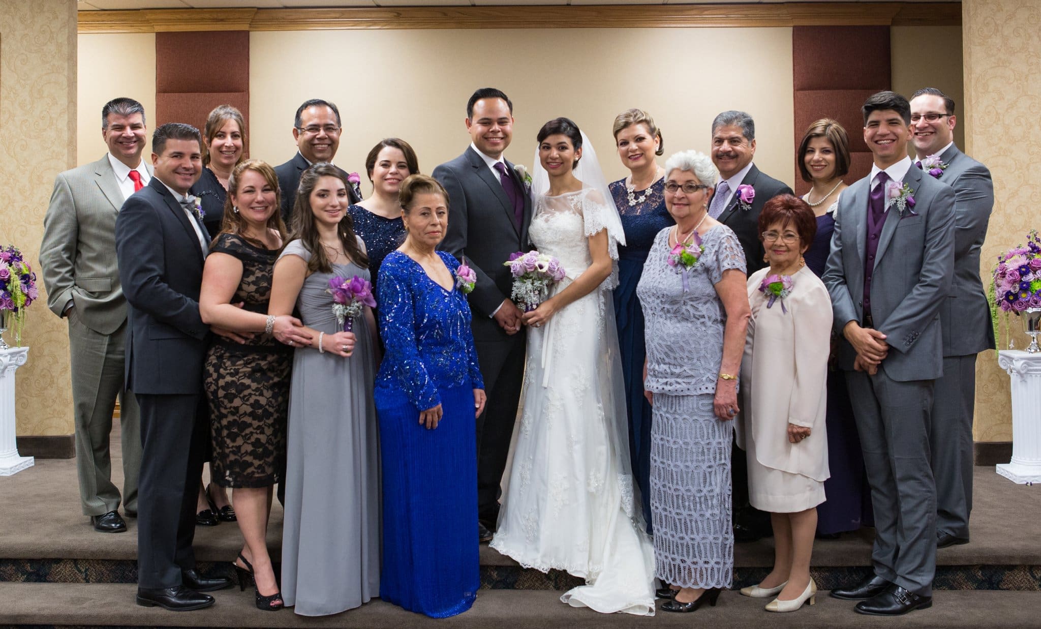 How to organize family photos for your wedding day